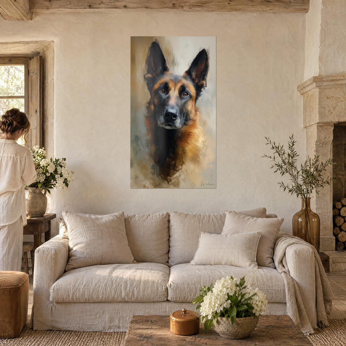Quadro cane pastore con orecchie ritte, manto fulvo e nero, una donna di spalle sopra un divano in un soggiorno luminoso
