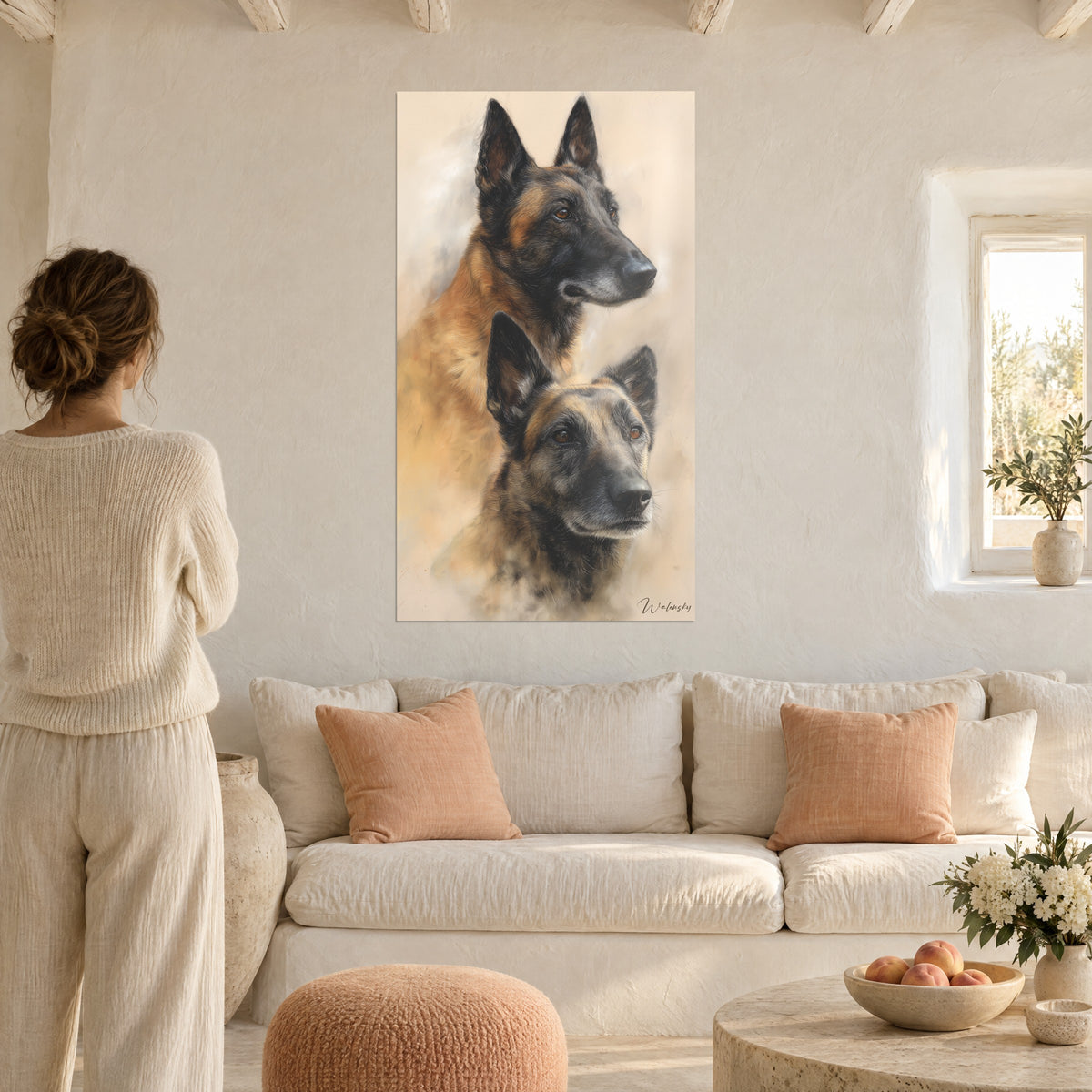 Cuadro perro pastor belga malinois de pelaje leonado y máscara negra, doble retrato ocre, mujer de espaldas, sobre un sofá en un salón luminoso
