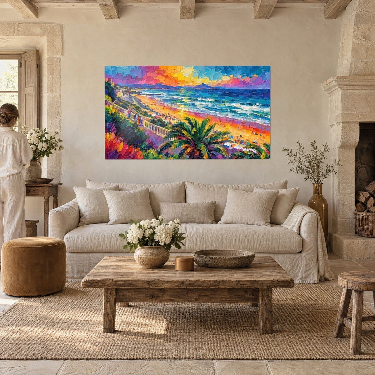 Schilderij strand van Biarritz bij zonsondergang, oranje zand en turquoise zee, groene palmboom op de voorgrond, boven een bank in een lichte woonkamer