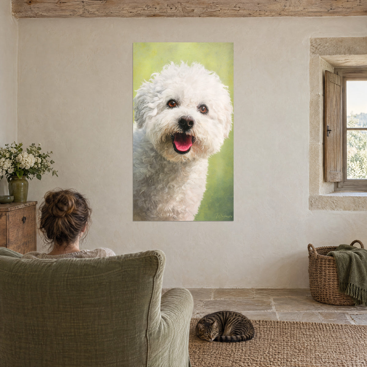 Cuadro compañero de cuatro patas de rizos blancos, ojos avellana y lengua rosa, fondo verde suave, sillón caqui y gato atigrado