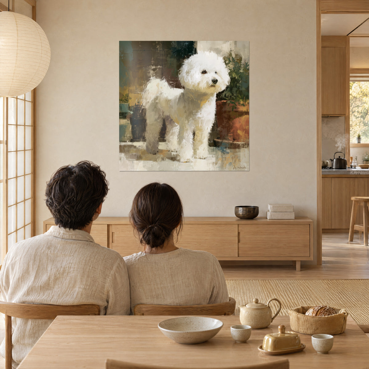 Cuadro perrito blanco mullido con pinceladas crema y arena, maceta oxidada detrás, pareja de espaldas frente a un mueble bajo de madera