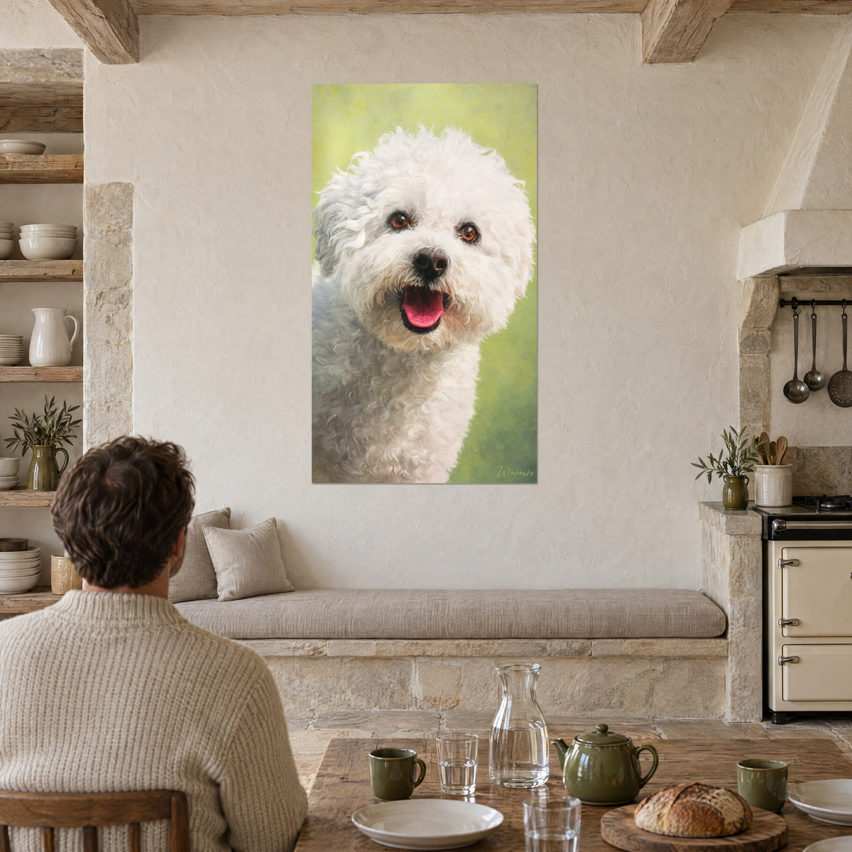Cuadro peluche blanco de rizos esponjosos, mirada ámbar y lengua rosa, fondo verde vibrante, frente a una mesa de comedor