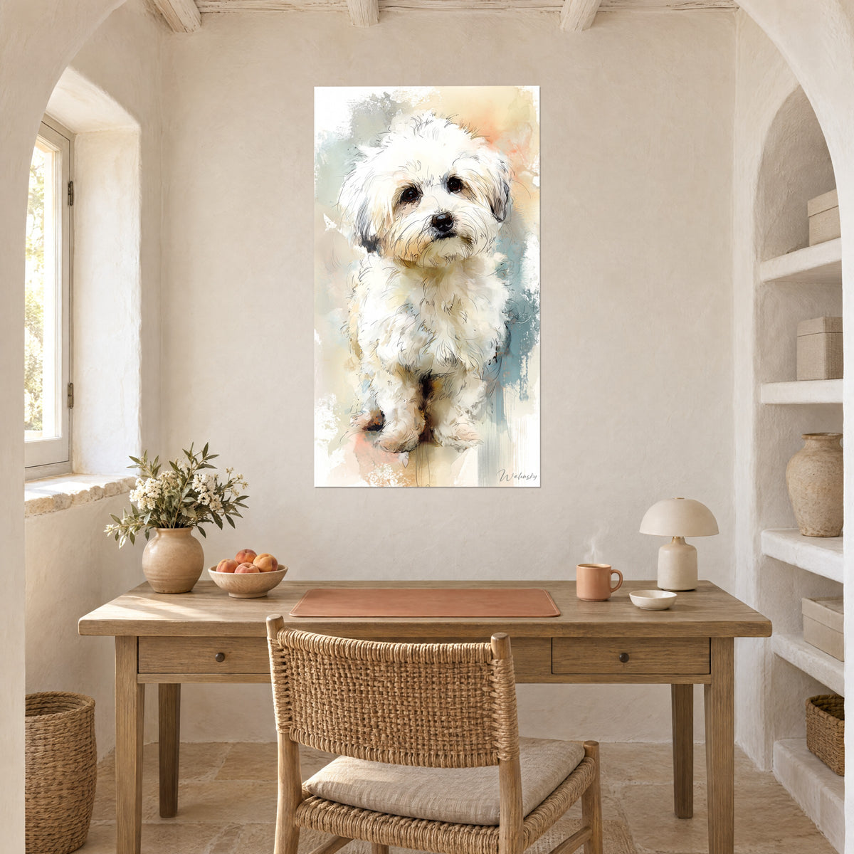 Cuadro de bichón de mirada dulce, pelaje blanco matizado de beige, salpicaduras coral y turquesa pálido, encima de un escritorio de madera clara con lámpara rosa