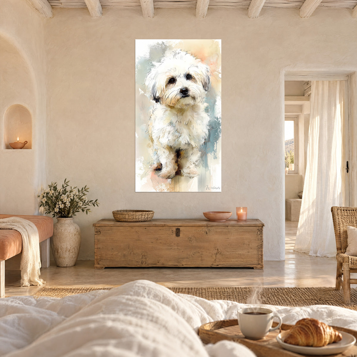 Cuadro de Bichón Habanero en retrato tierno, pelo crema revuelto, fondo melocotón y azul grisáceo, encima de una cama en un dormitorio luminoso