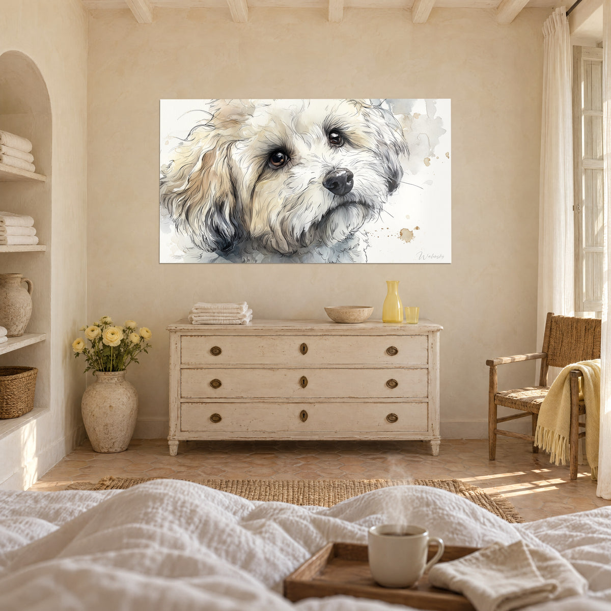 Πίνακας πορτρέτο Havanese με χρυσομπέζ αυτιά και λαμπερά σκούρα μάτια, πάνω από κρεβάτι σε φωτεινή κρεβατοκάμαρα