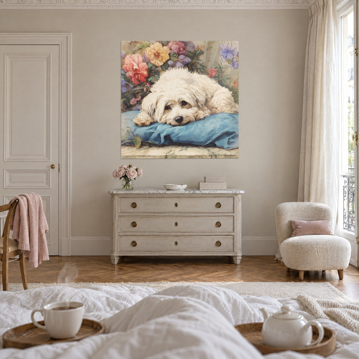 Gemälde langhaariger elfenbeinfarbener Hund schlafend auf einem himmelblauen Kissen, rosa und violetter Blumenstrauß dahinter, über einem Bett in einem hellen Schlafzimmer