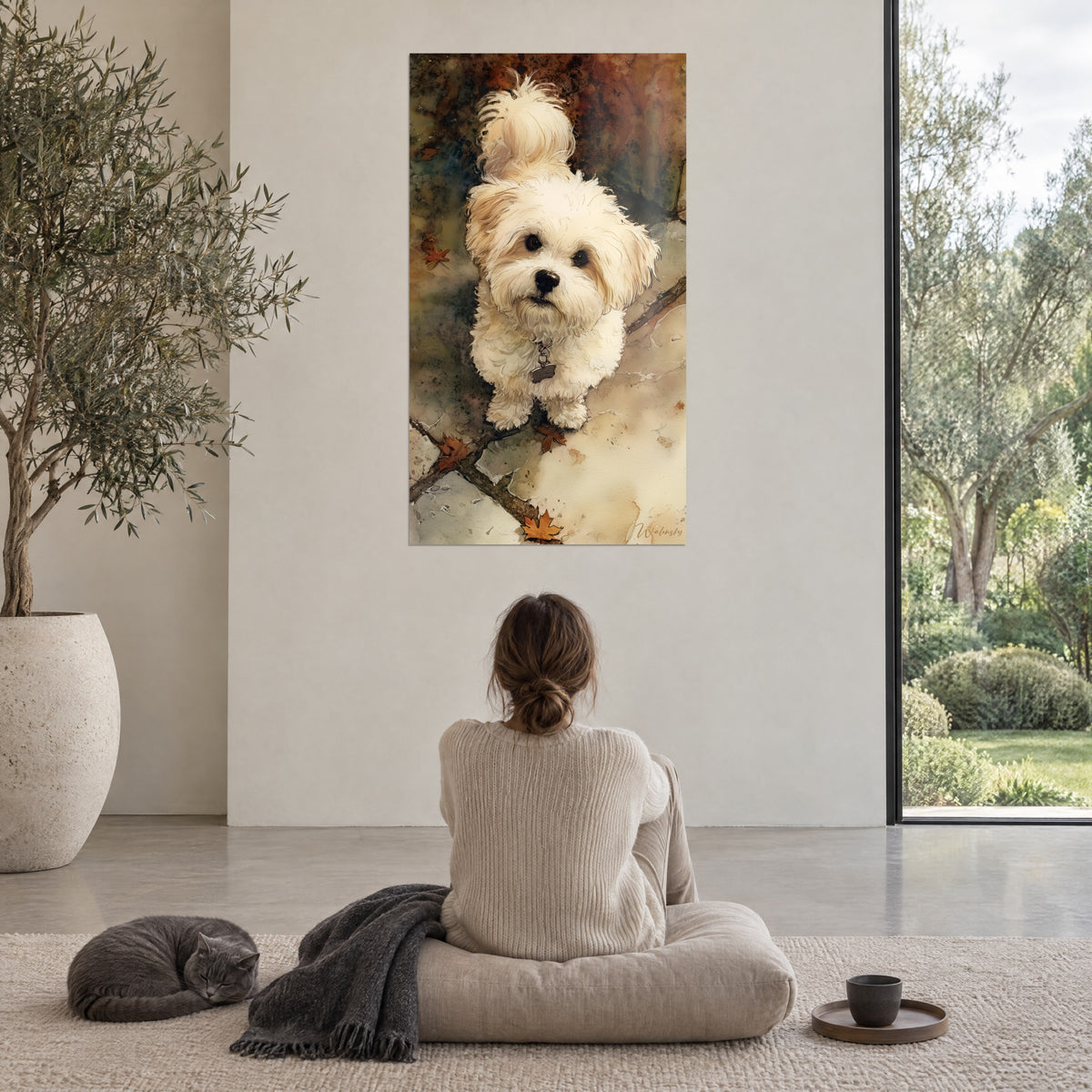 Schilderij witte crème Havanese met slordige oren, roestrode en groene achtergrond, tegenover een vrouw in beige trui die naast een kat zit
