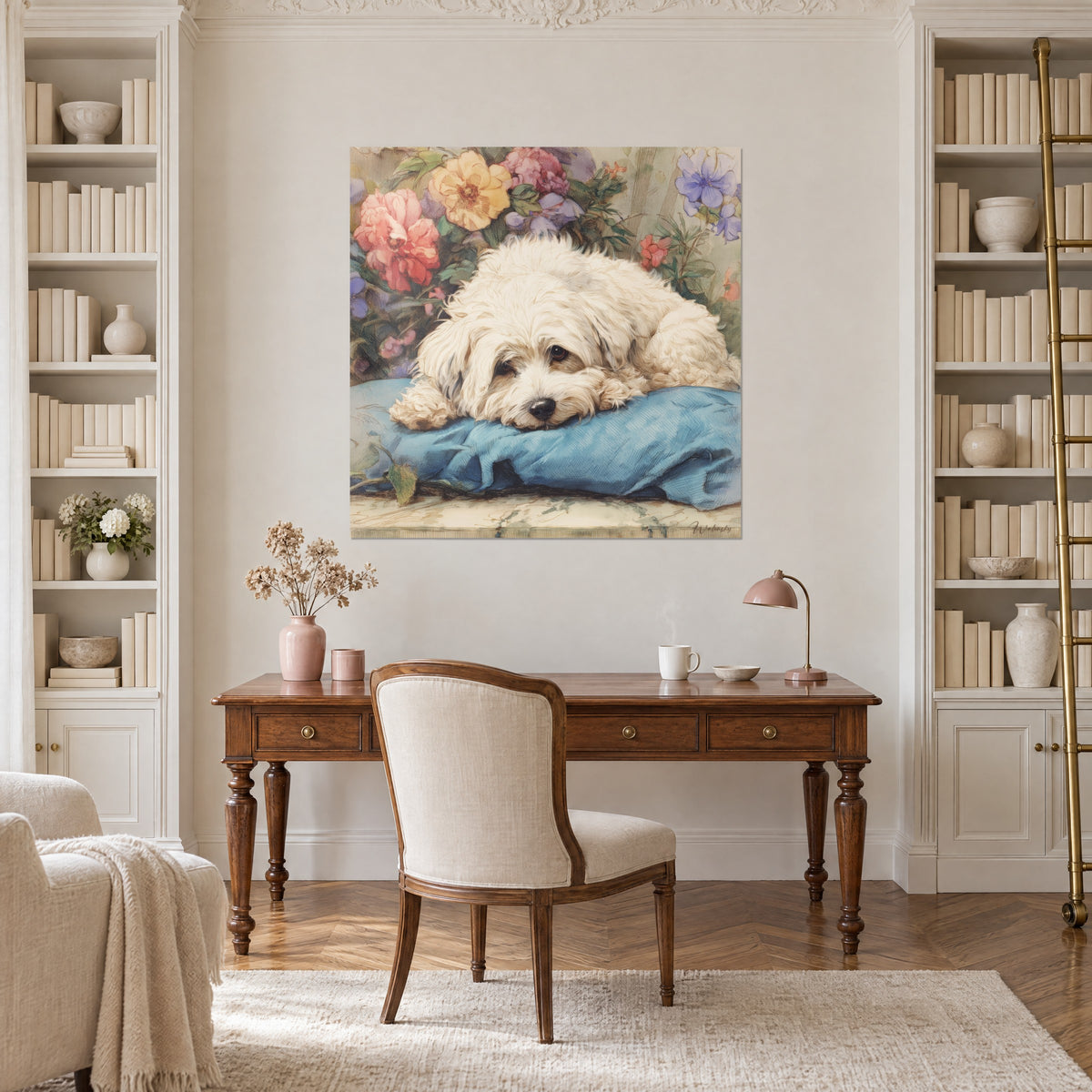 Gemälde weißer Bichon, mit feiner Tusche gezeichnet, zerknittertes blaues Kissen und rosa Pfingstrosen, zwischen zwei weißen Bücherregalen in einem Büro hängend