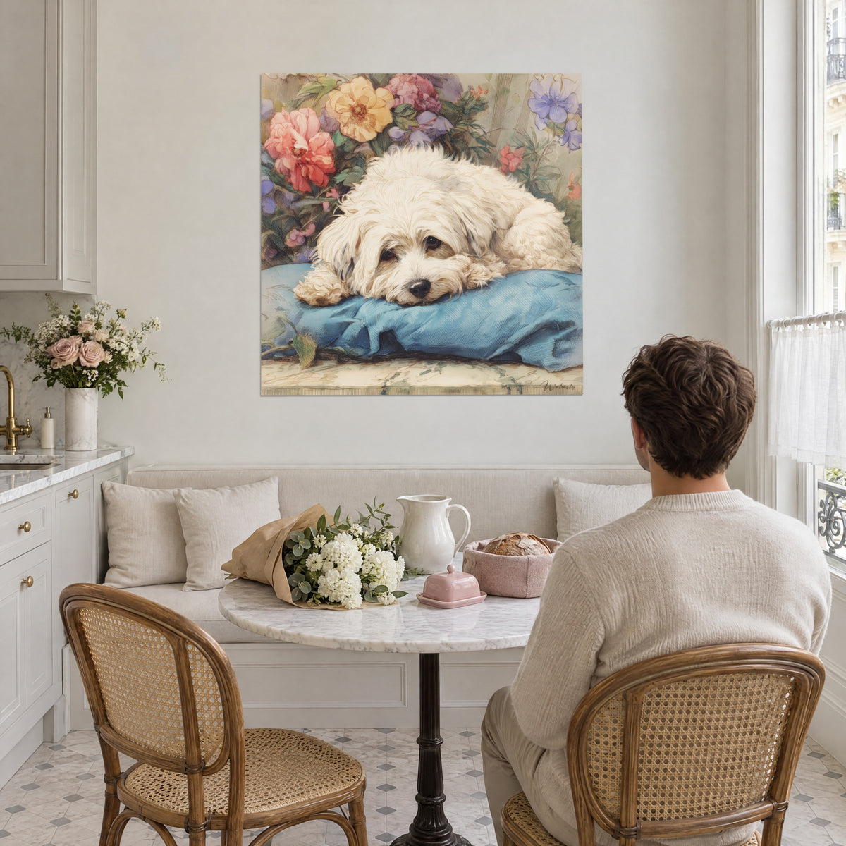 Gemälde friedlicher cremefarbener Hund, Kopf auf einem blauen Kissen, Korallenpfingstrose und malvenfarbene Blüten im Hintergrund, gegenüber einem Mann am Tisch von hinten