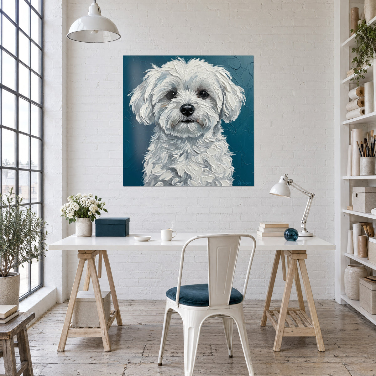 Gemälde Bichon mit lockigem Fell in dicker weißer Pastenmalerei auf tiefblauem Grund, über einem weißen Schreibtisch und einem durchbrochenen Stuhl