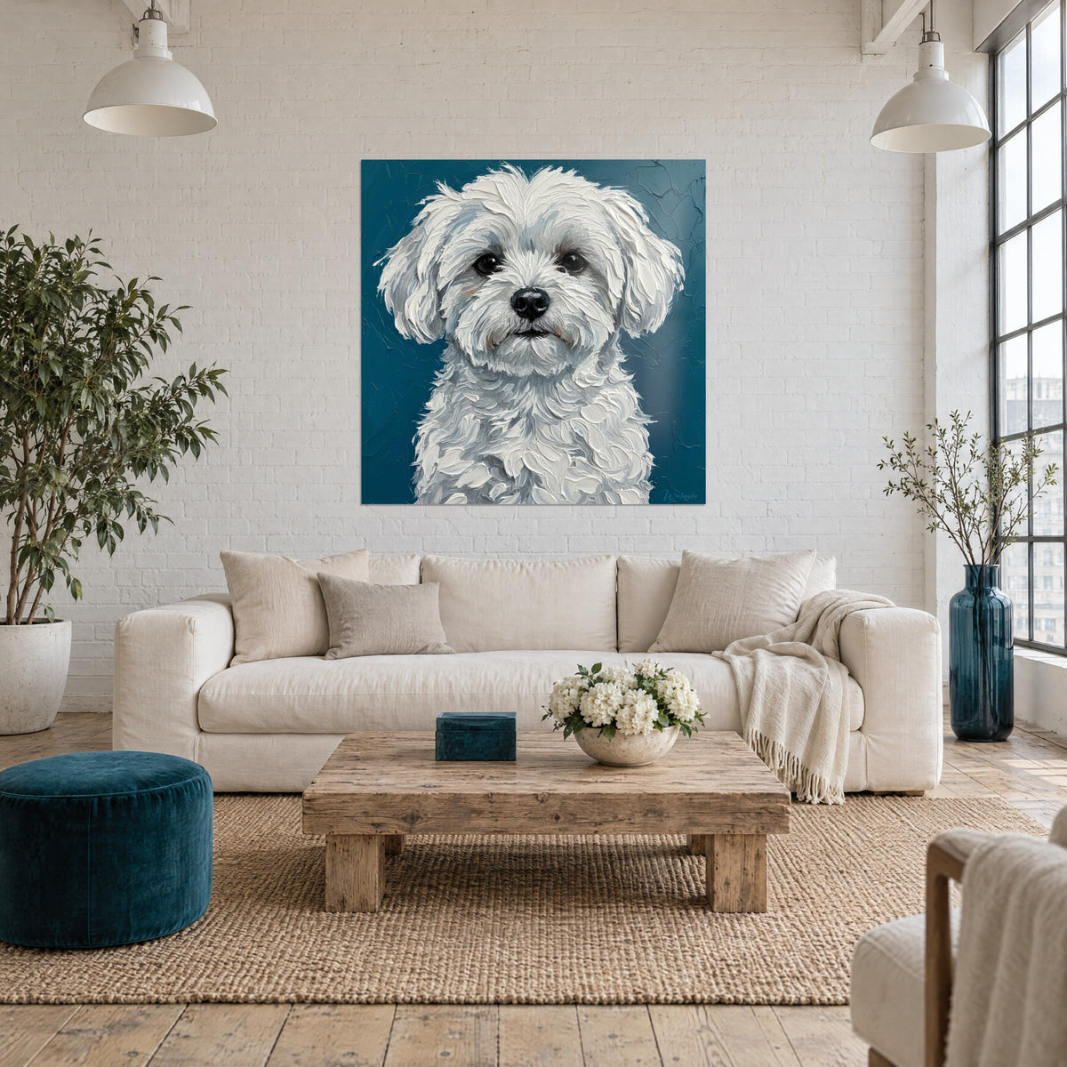 Gemälde weißer Bichon-Welpe mit dichten Locken auf petrolblauem Hintergrund, über einem Sofa in einem hellen Wohnzimmer