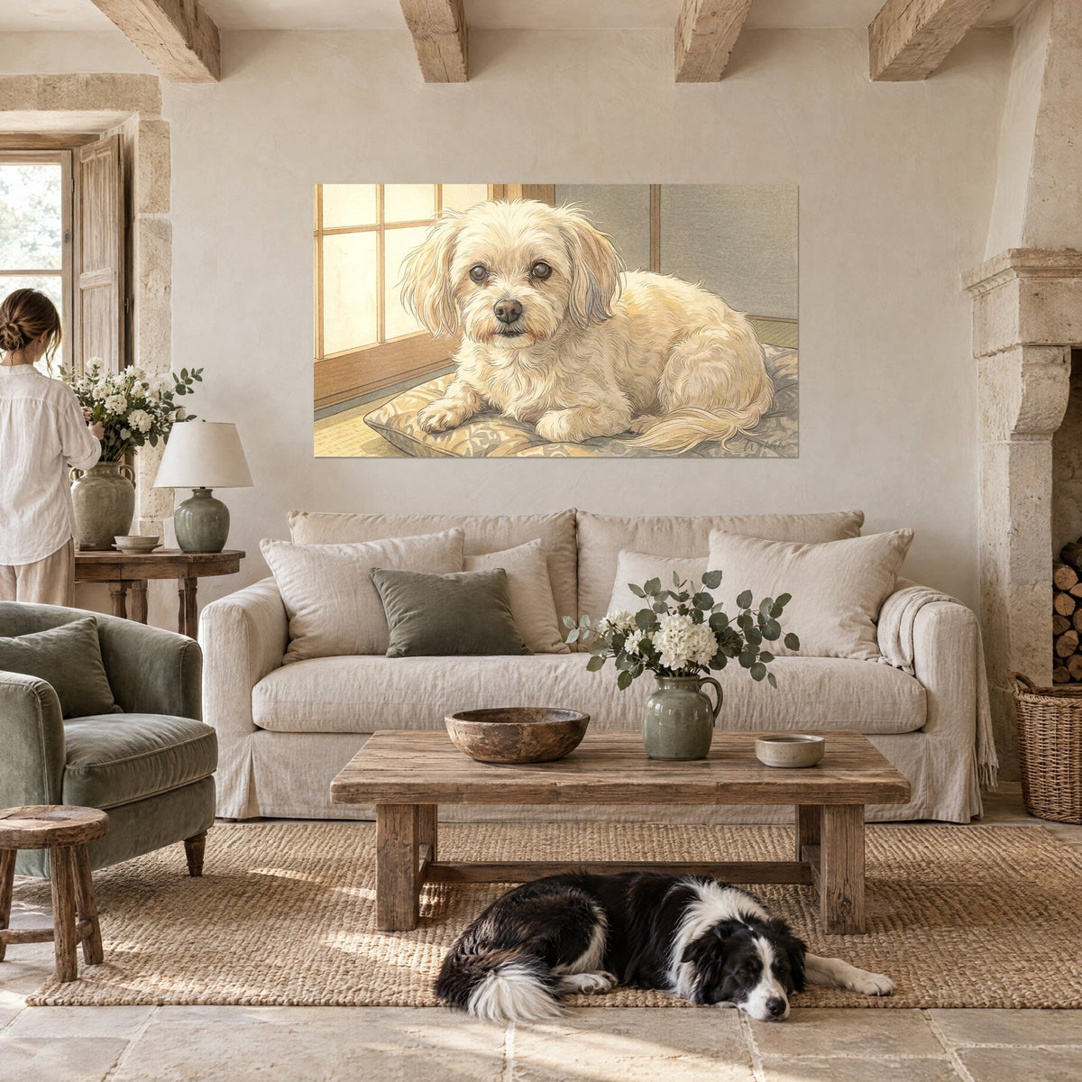 Quadro bichon maltese color crema dagli occhi scuri, sdraiato su un cuscino grigio-azzurro, sopra un divano in un soggiorno luminoso
