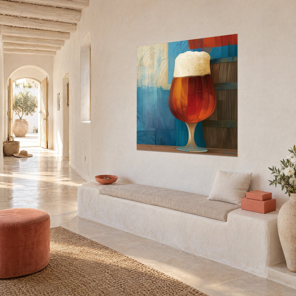 Quadro boccale di birra ambrata coronato da schiuma avorio, botte marrone e campiture blu e rosse, vista a tre quarti in un ingresso luminoso