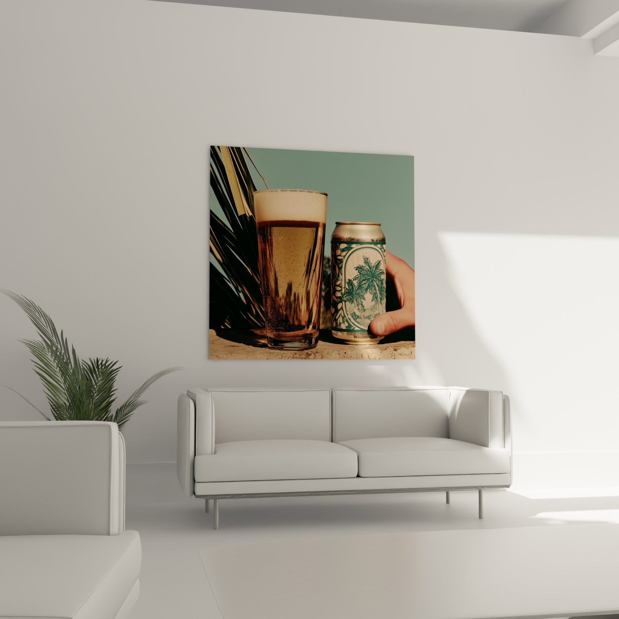 Bière ambrée pétillante et canette au design tropical au-dessus d'un canapé dans un salon lumineux
