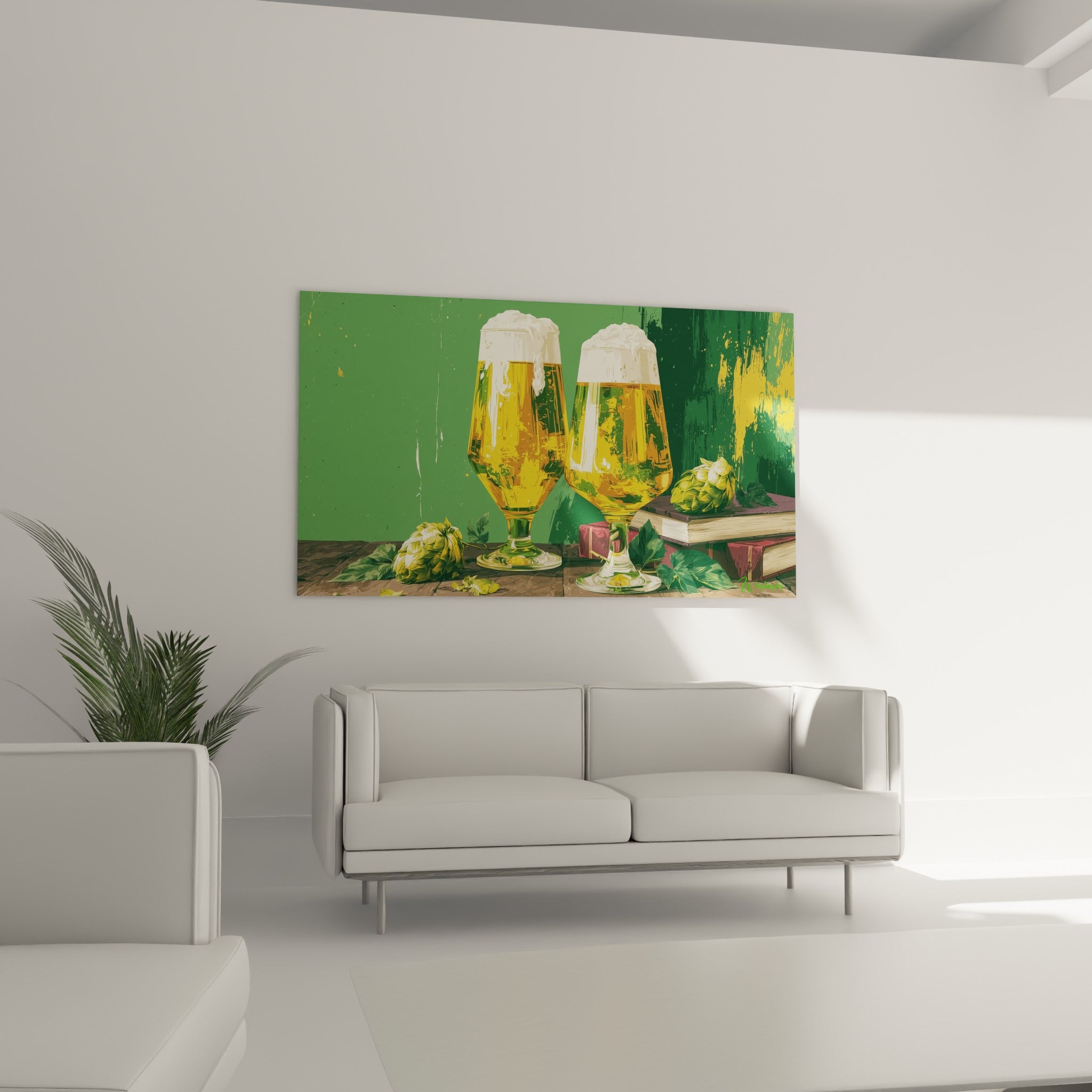 Verres à bière ambrés et cônes de houblon vert au-dessus d'un canapé dans un salon lumineux