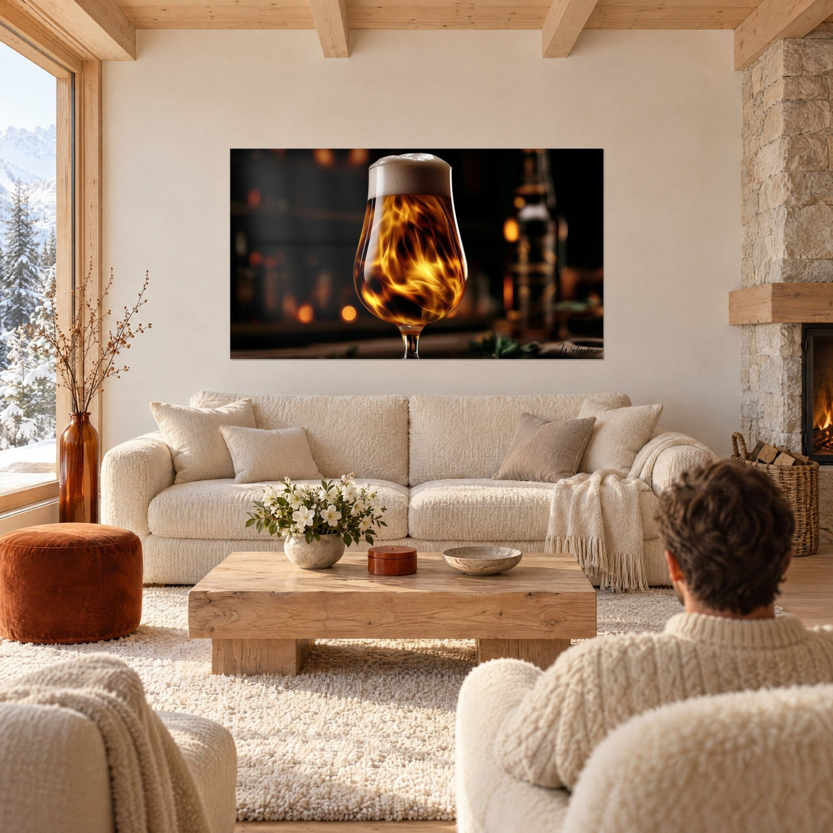 Schilderij tulpbierglas met amberkleurige en oranje vlammen, romig schuim, stel van achteren gezien, boven een bank in een lichte woonkamer