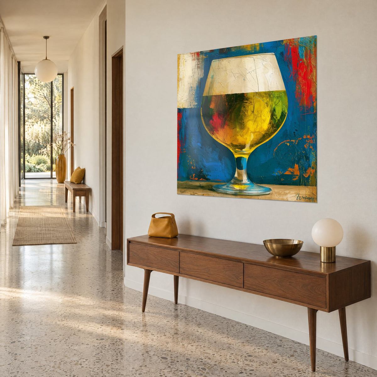 Tableau chope ventrue remplie de bière dorée sous sa mousse ivoire, fond bleu roi, vu de trois-quarts dans un couloir clair