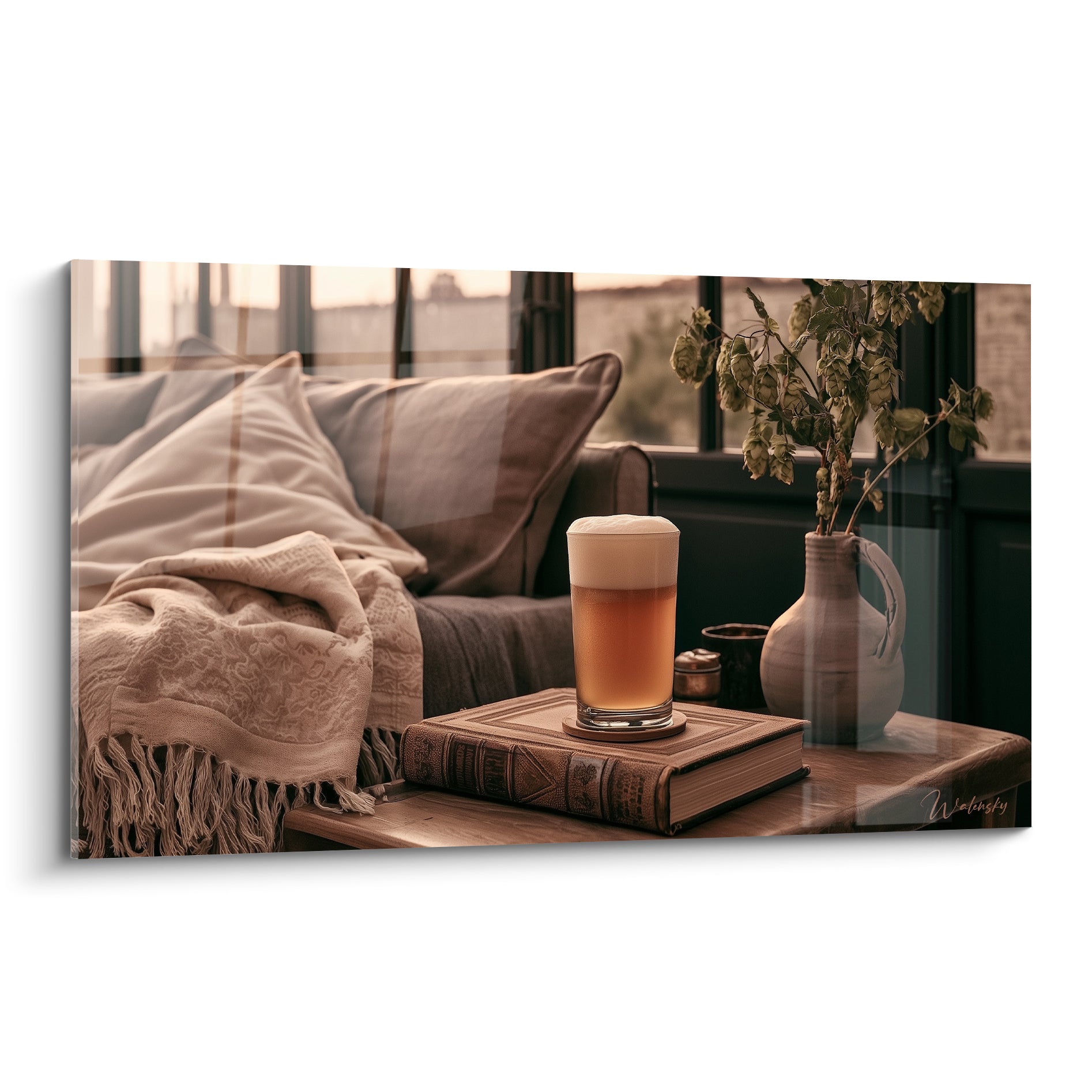 Bière ambrée moussante posée sur livre brun, tons beige et anthracite en arrière-plan feutré