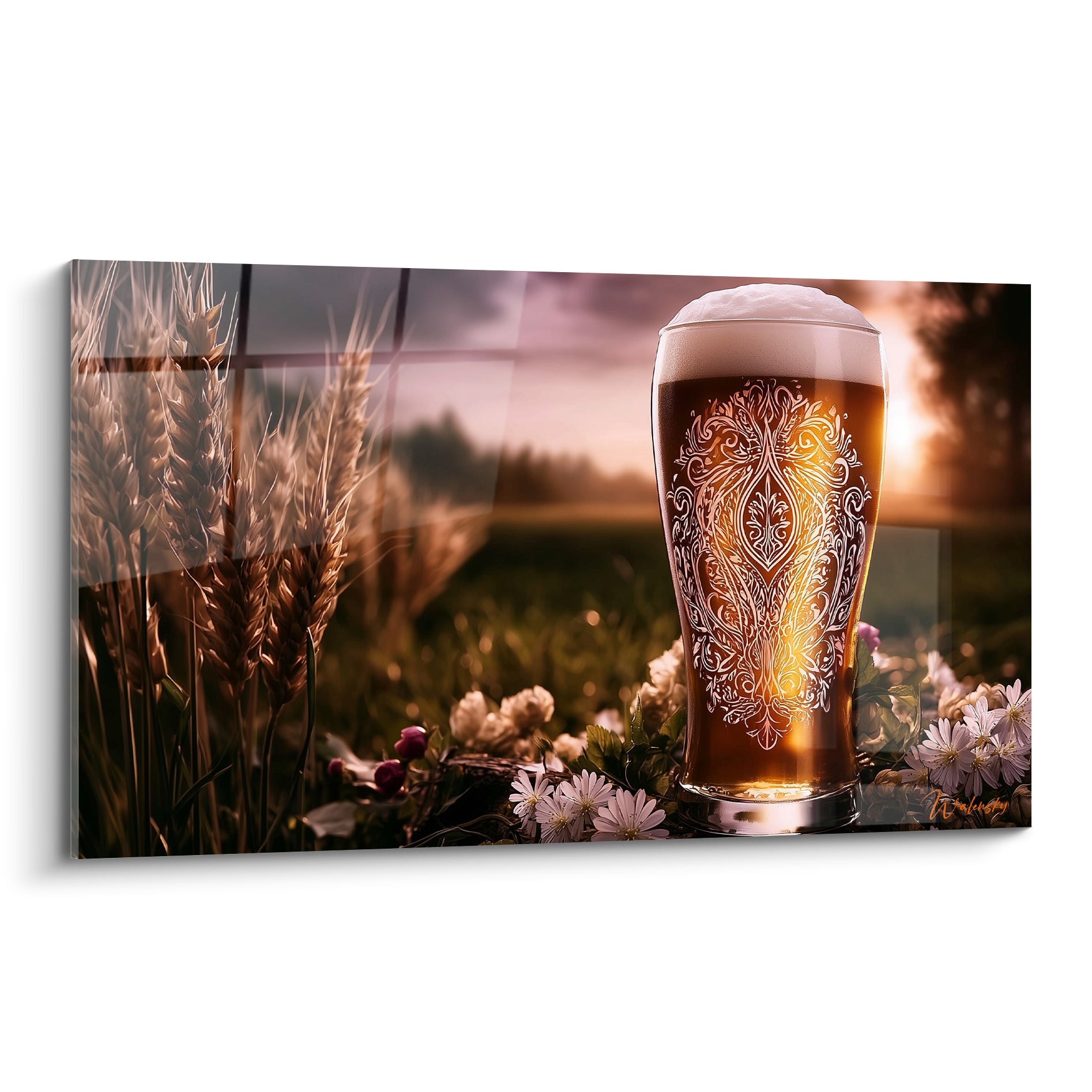 Verre de bière ambrée orné de motifs blancs, mousse crémeuse, fond rosé au coucher du soleil