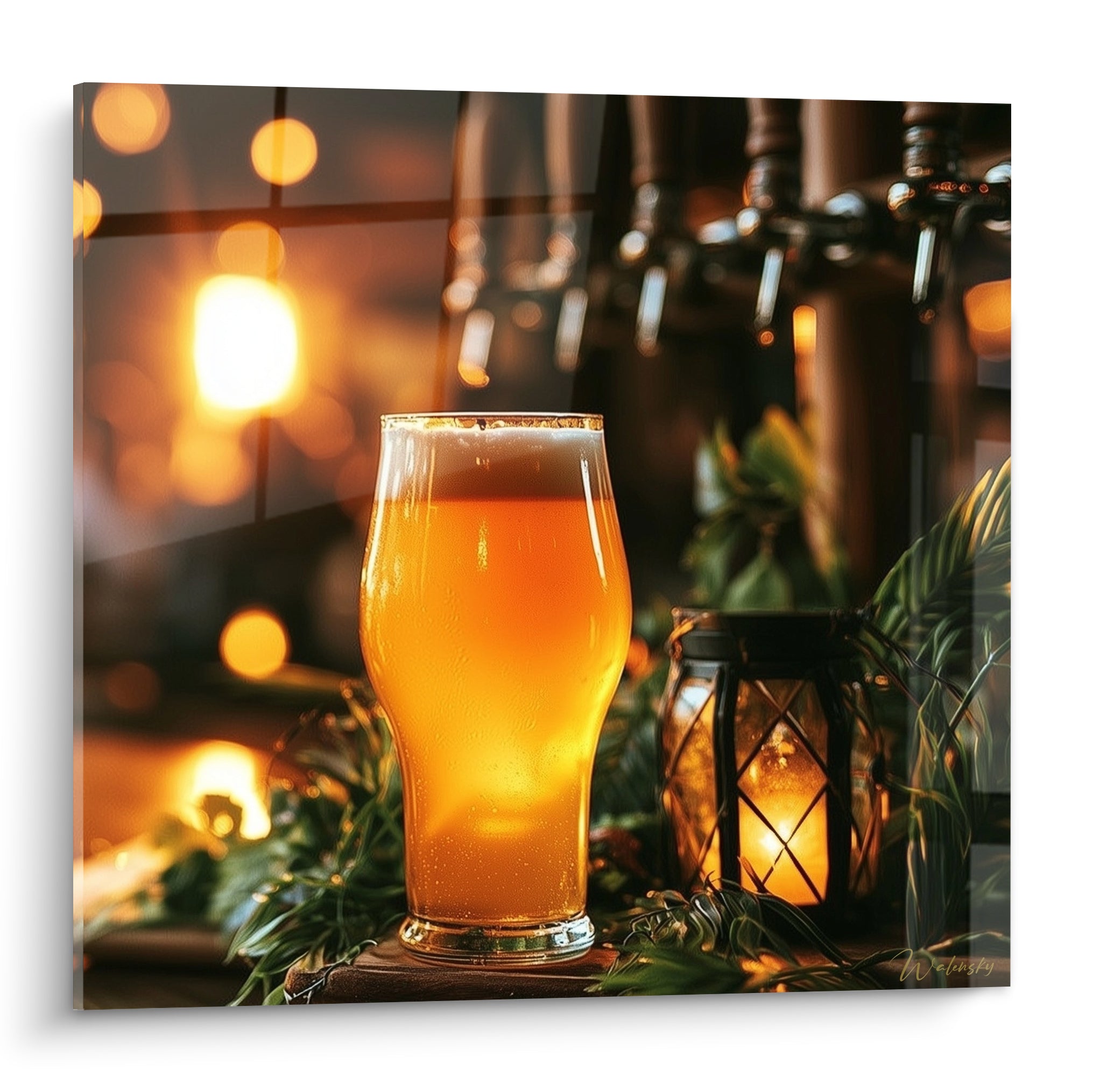 Bière ambrée servie dans un verre, mousse blanche débordante, fond orangé et vert flouté