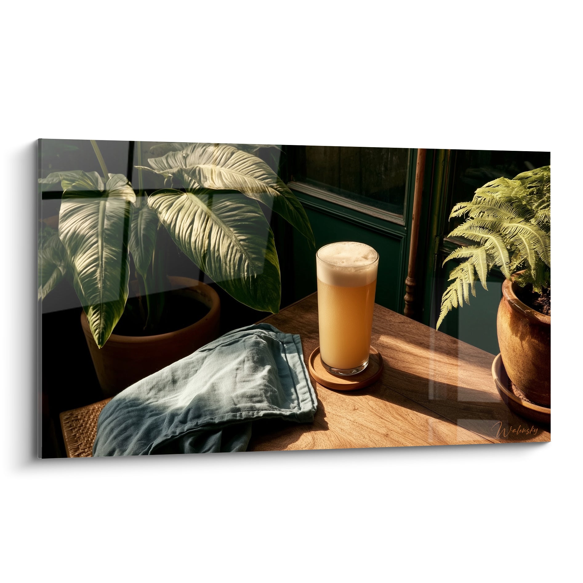 Verre de bière ambrée mousseuse sur table en bois brun, entouré de feuillages vert profond