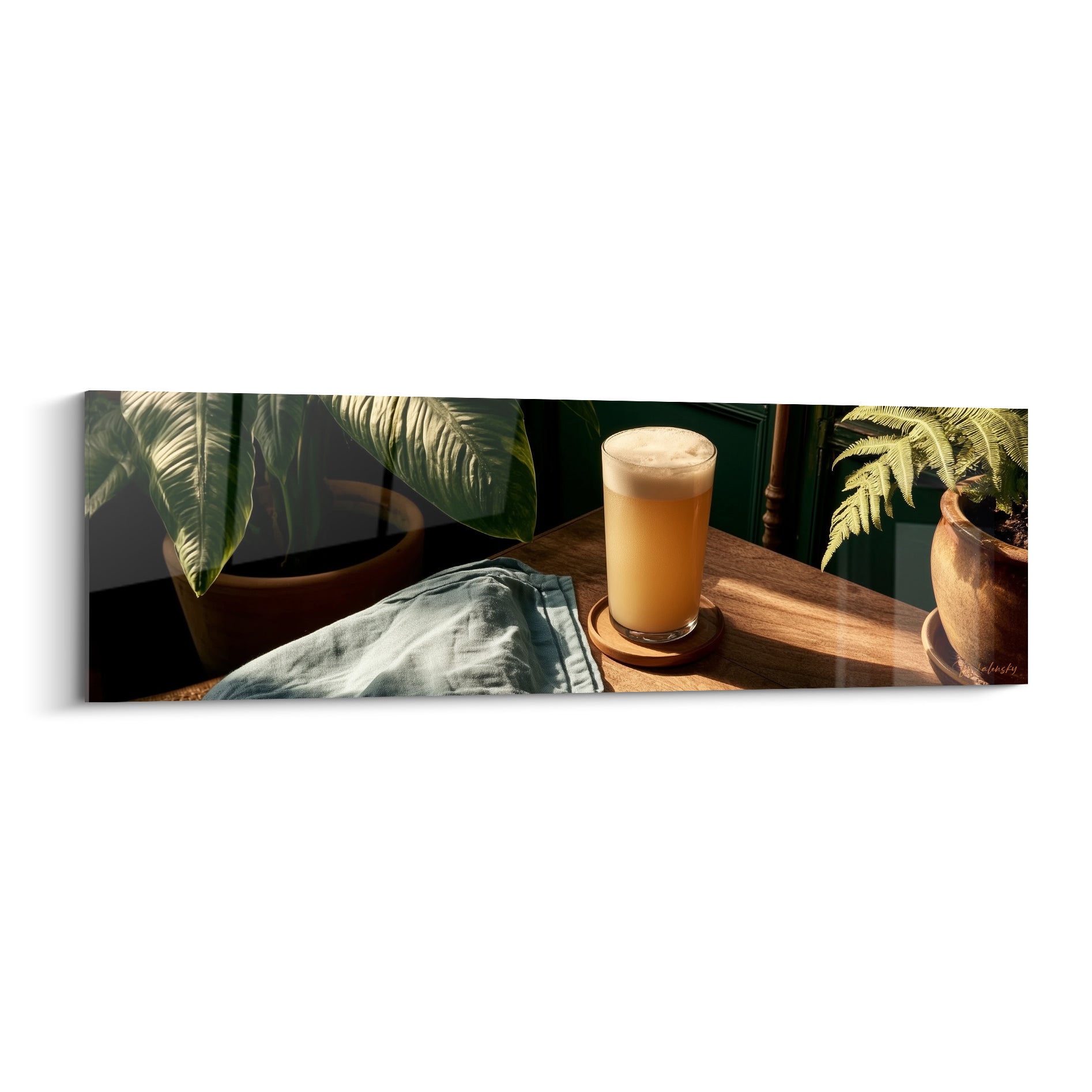 Verre de bière ambrée mousseuse sur table en bois, entouré de feuillages verts et lumière dorée