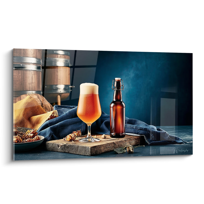 Tableau Bouteille ambrée et bleu marine sur planche en bois - Tonneaux et fleurs de houblon - Edition Bière