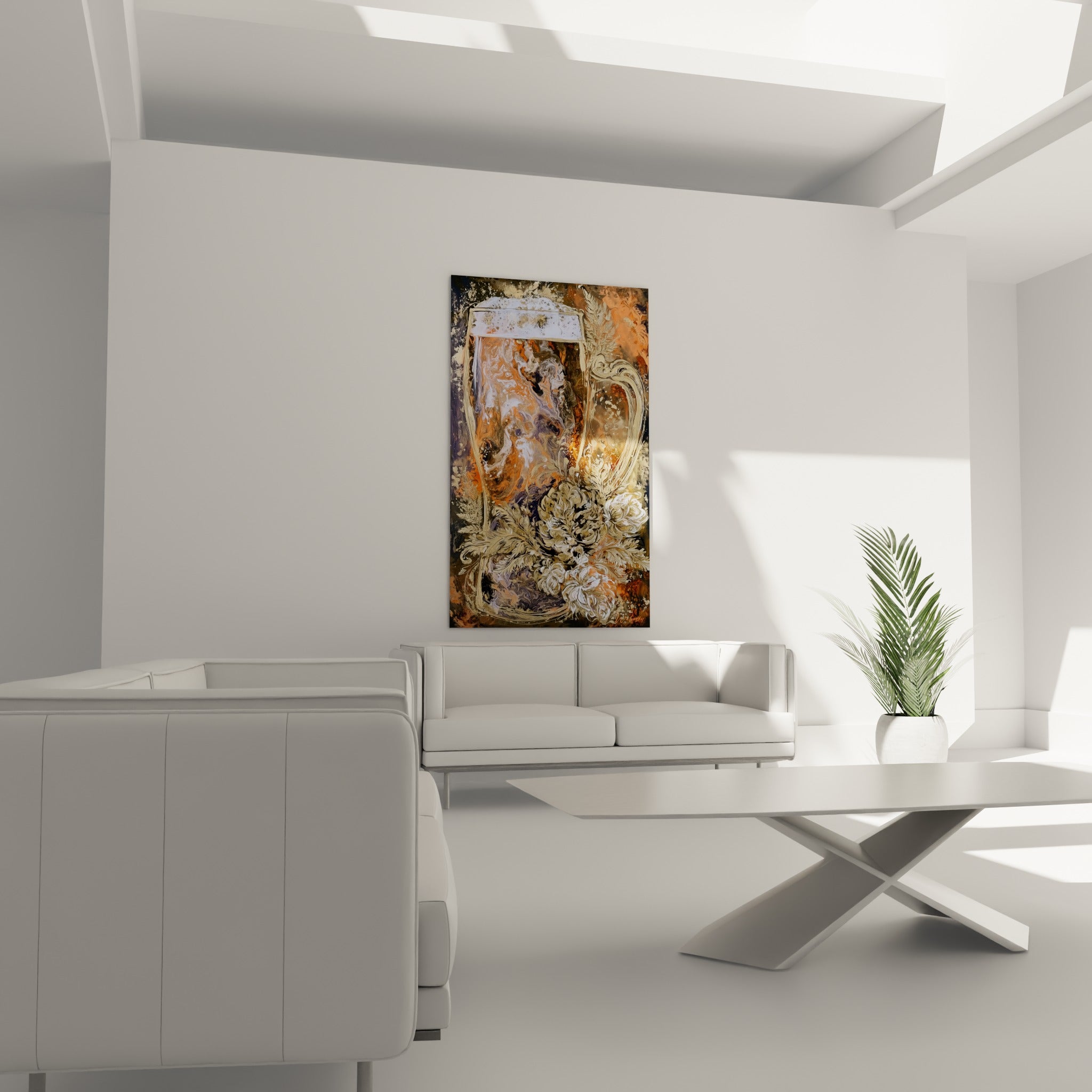 Mousse et liquide marbré orange, anse dorée ouvragée, au-dessus d'un canapé dans un salon lumineux