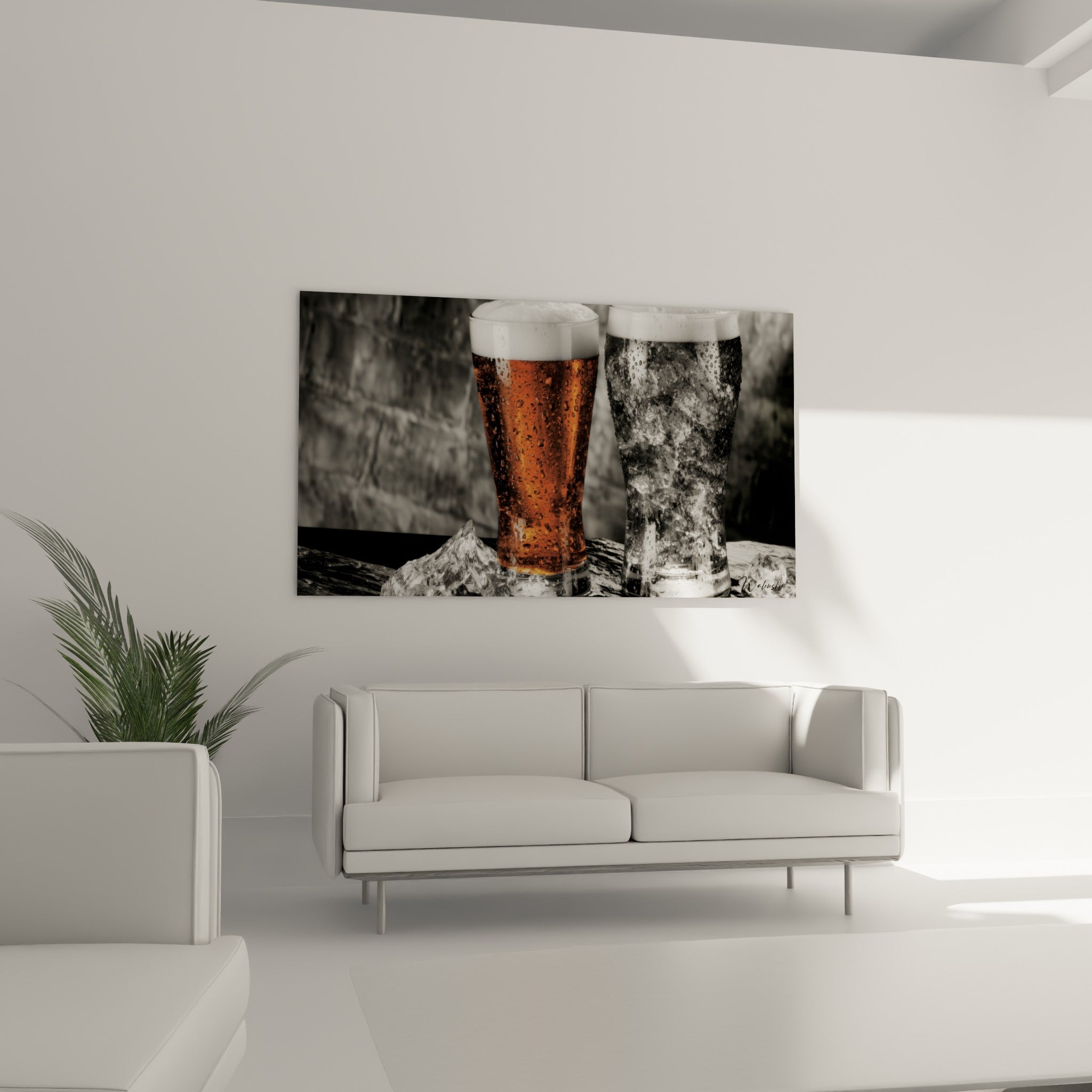 Verres de bière dorée et anthracite couverts de buée, disposés au-dessus d'un canapé dans un salon lumineux