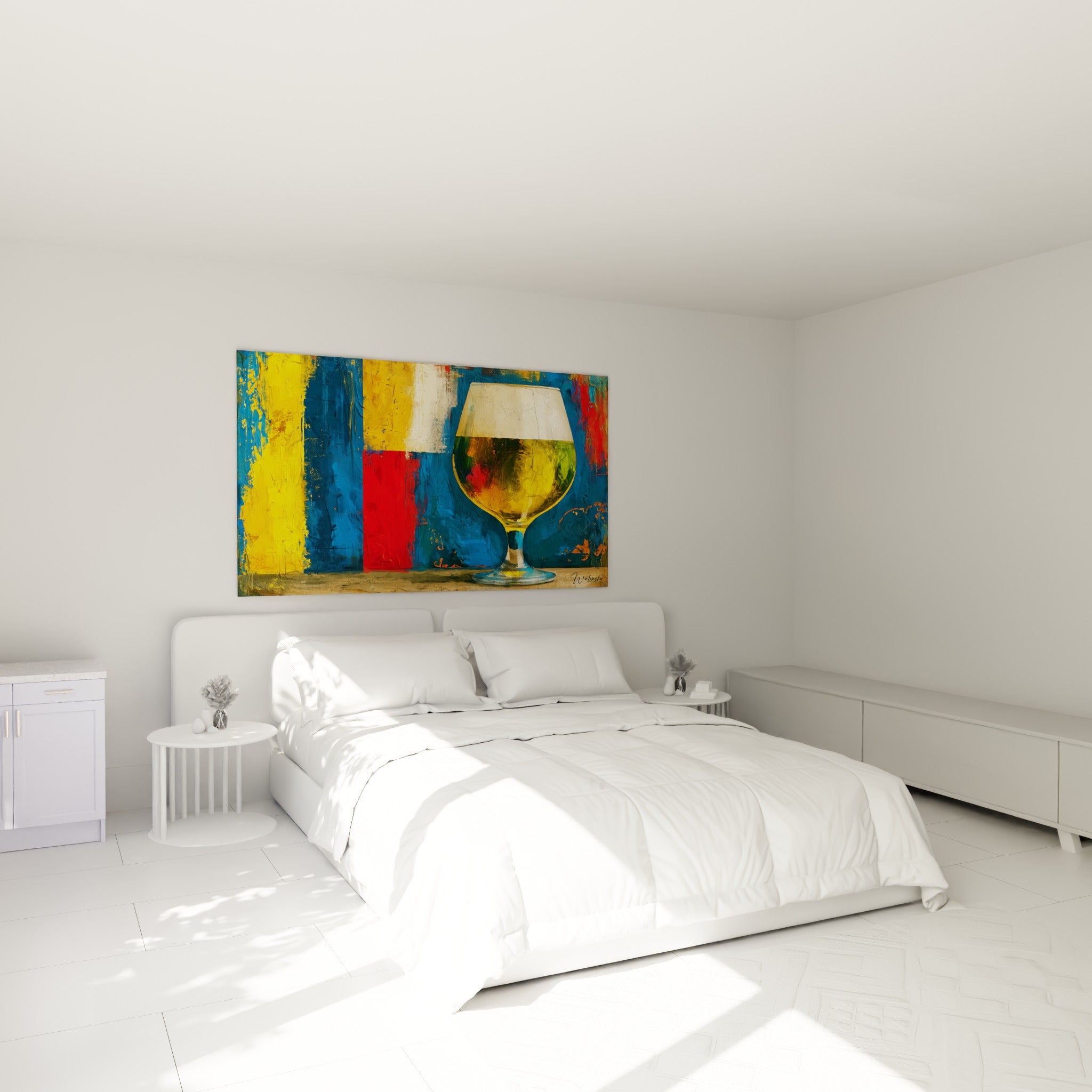 Composition abstraite bleue et rouge autour d'un verre ambré, accrochée au-dessus d'un lit dans une chambre claire
