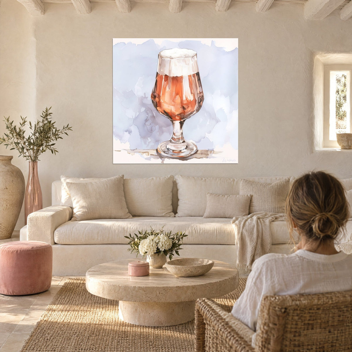 Gemälde Bierglas mit rotbraunem Bier unter weißem Schaum, lavendelblauer Aquarellhintergrund, über einem Sofa in einem hellen Wohnzimmer