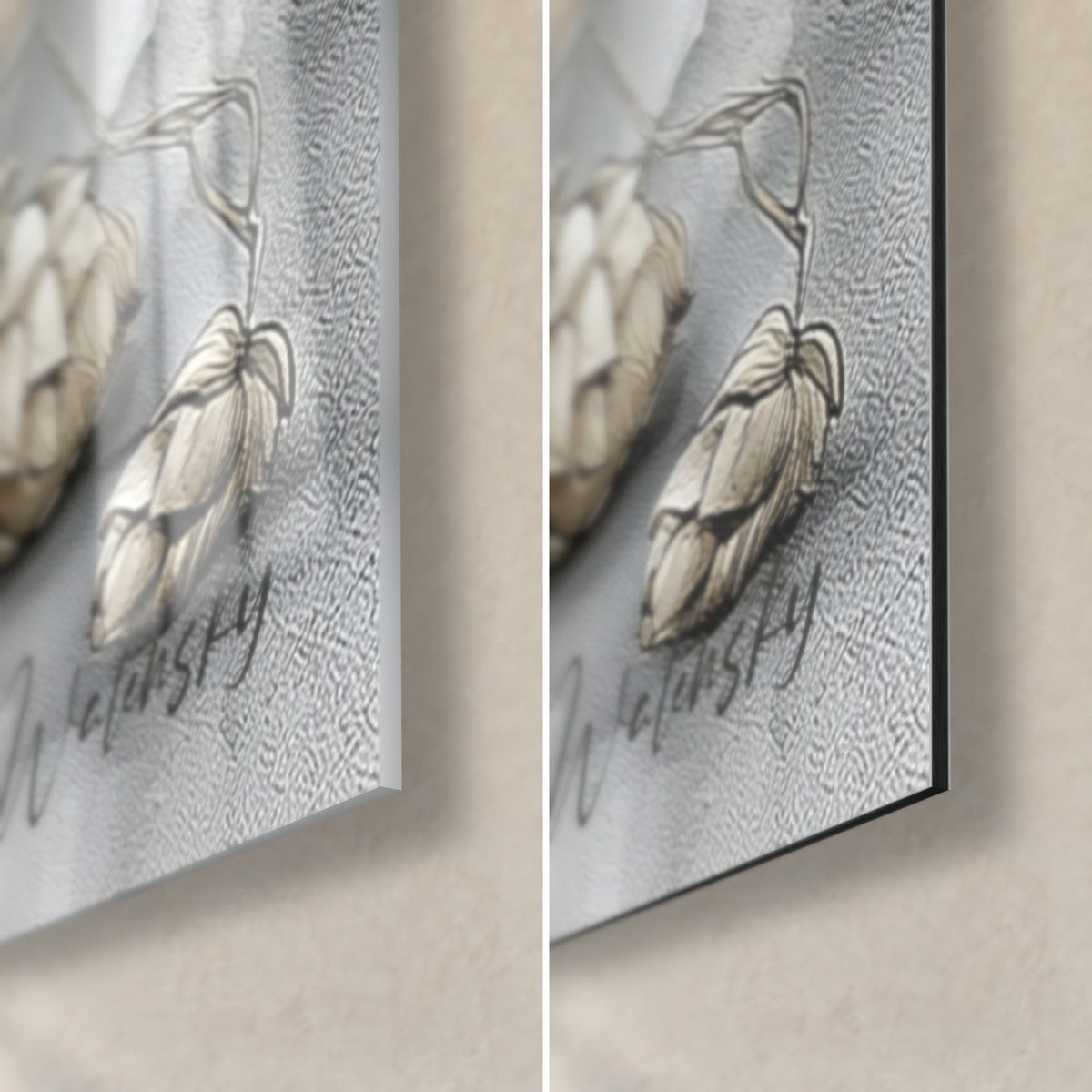 Tableau blonde à la mousse crème, cône de houblon beige en relief sur verre brillant à gauche et Dibond gris mat à droite