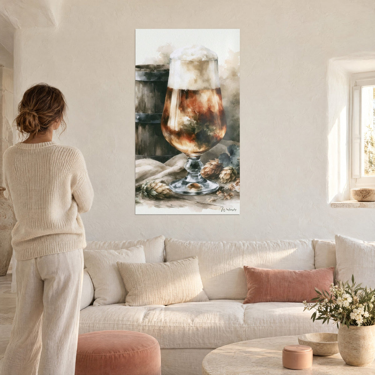 Tableau ballon de bière ambrée sous sa mousse crémeuse, tonneau gris et houblon doré, au-dessus d'un canapé dans un salon lumineux