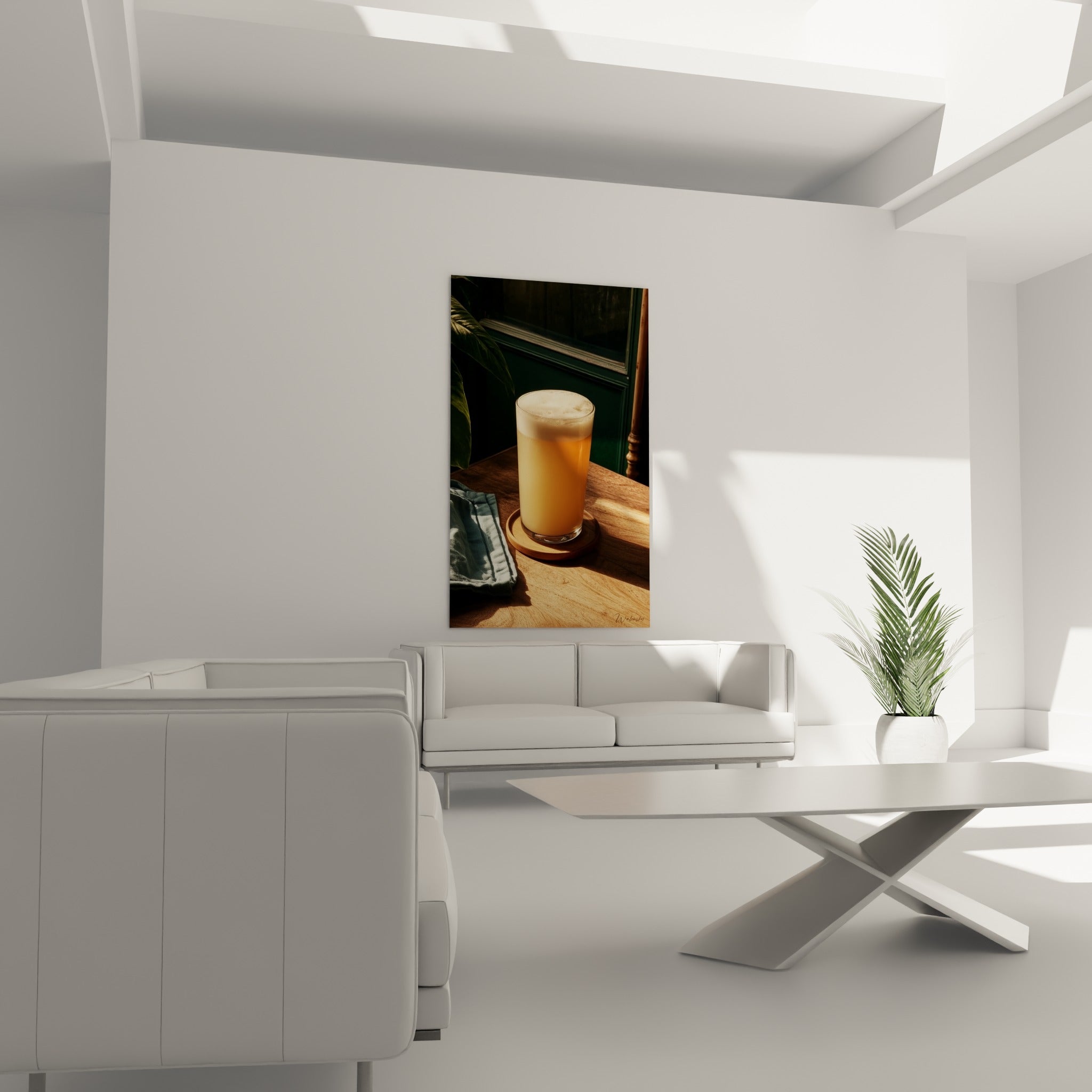 Bière artisanale ambrée et serviette bleu pastel au-dessus d'un canapé dans un salon lumineux