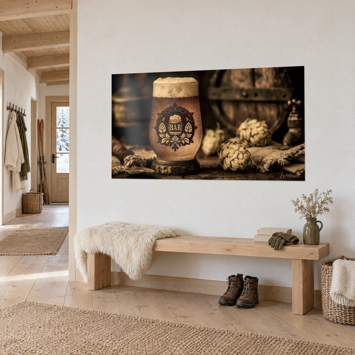 Tableau pinte de blonde fraîche coiffée de mousse crème, cônes de houblon verts et bois sombre, sur un mur blanc de chalet en vue de trois-quarts