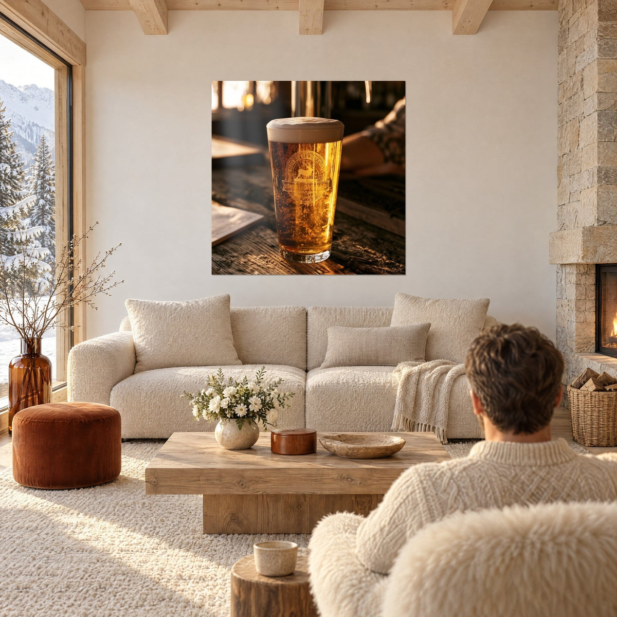 Quadro boccale di birra dorata con schiuma cremosa, bancone in legno marrone, sopra un divano in un soggiorno luminoso