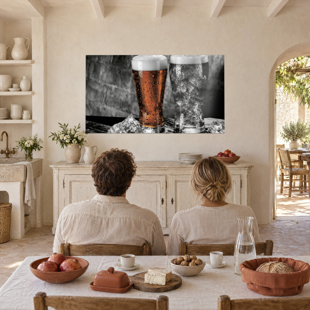 Tableau bock doré perlé de gouttelettes et verre embué de glaçons gris argent, accroché au mur d'un mas provençal beige et blanc