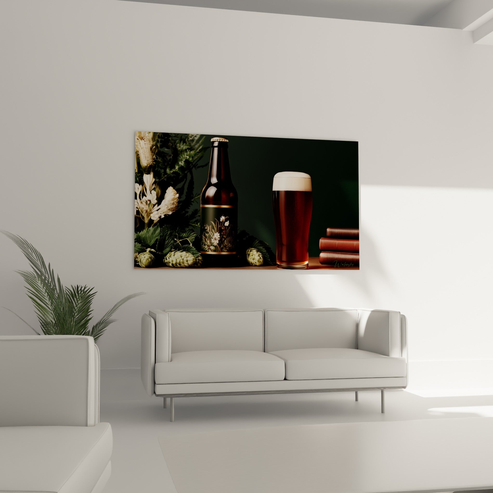 Bouteille florale et bière brune moussante au-dessus d'un canapé dans un salon lumineux