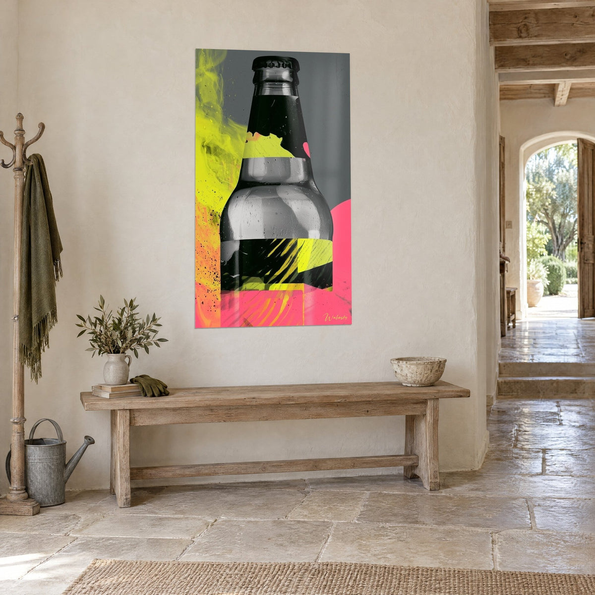 Quadro bottiglia di vetro fumé con etichetta nera dentellata, fondo grigio, macchie giallo acido e rosa, panca in legno, casa in pietra