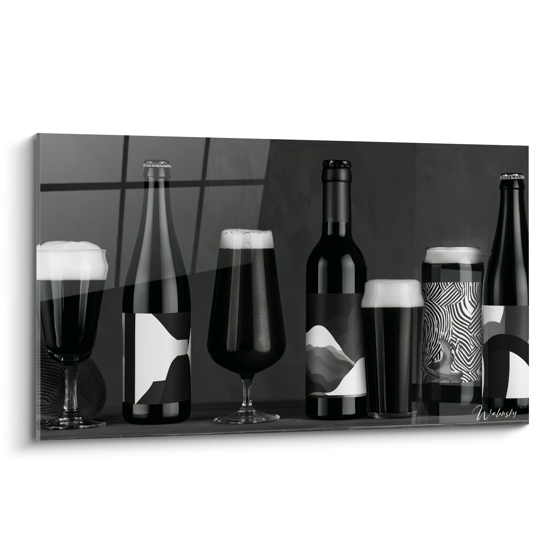 Sept bouteilles et verres de bière noir et blanc alignés sur fond gris anthracite