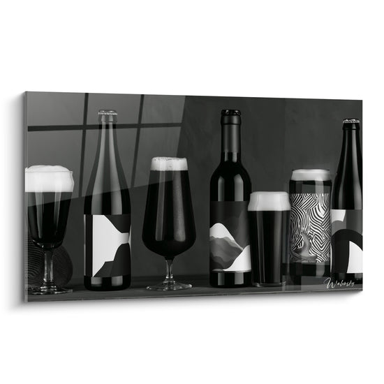 Sept bouteilles et verres de bière noir et blanc alignés sur fond gris anthracite
