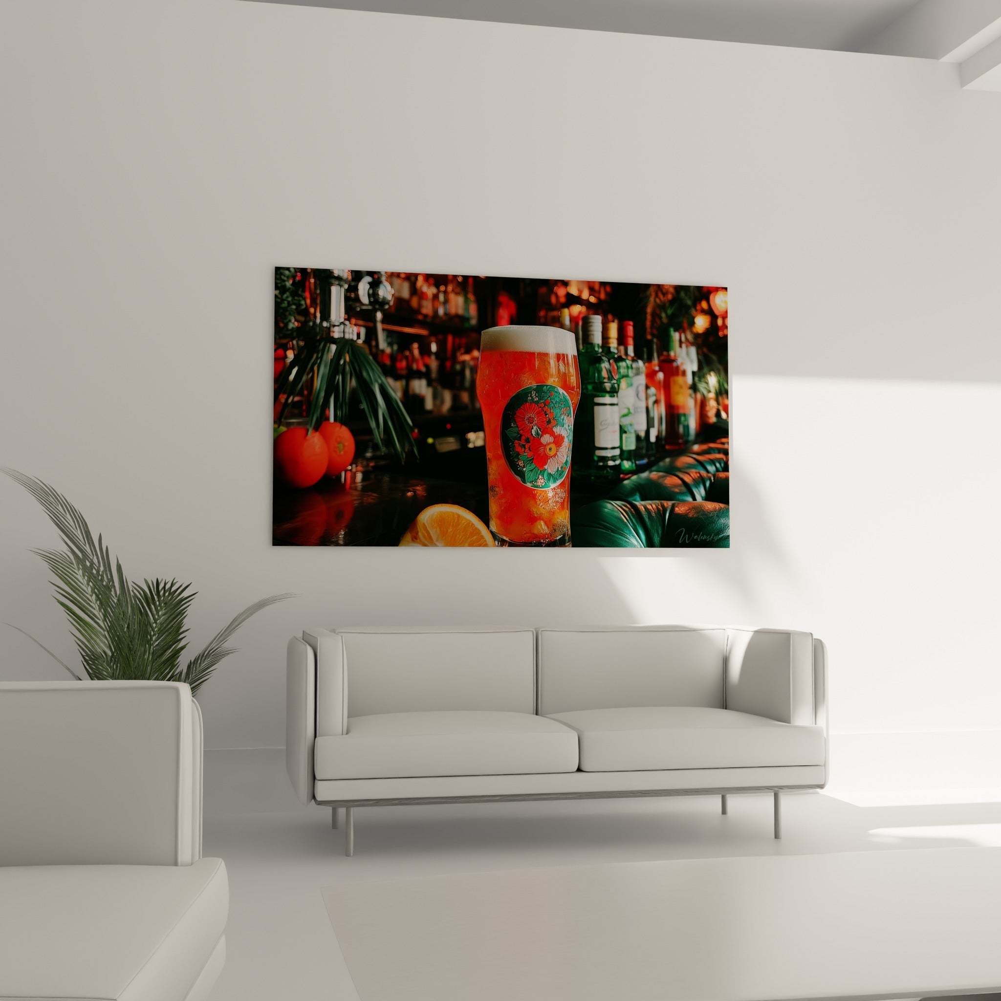 Bouteilles vertes et verre orangé de bière au-dessus d'un canapé dans un salon lumineux