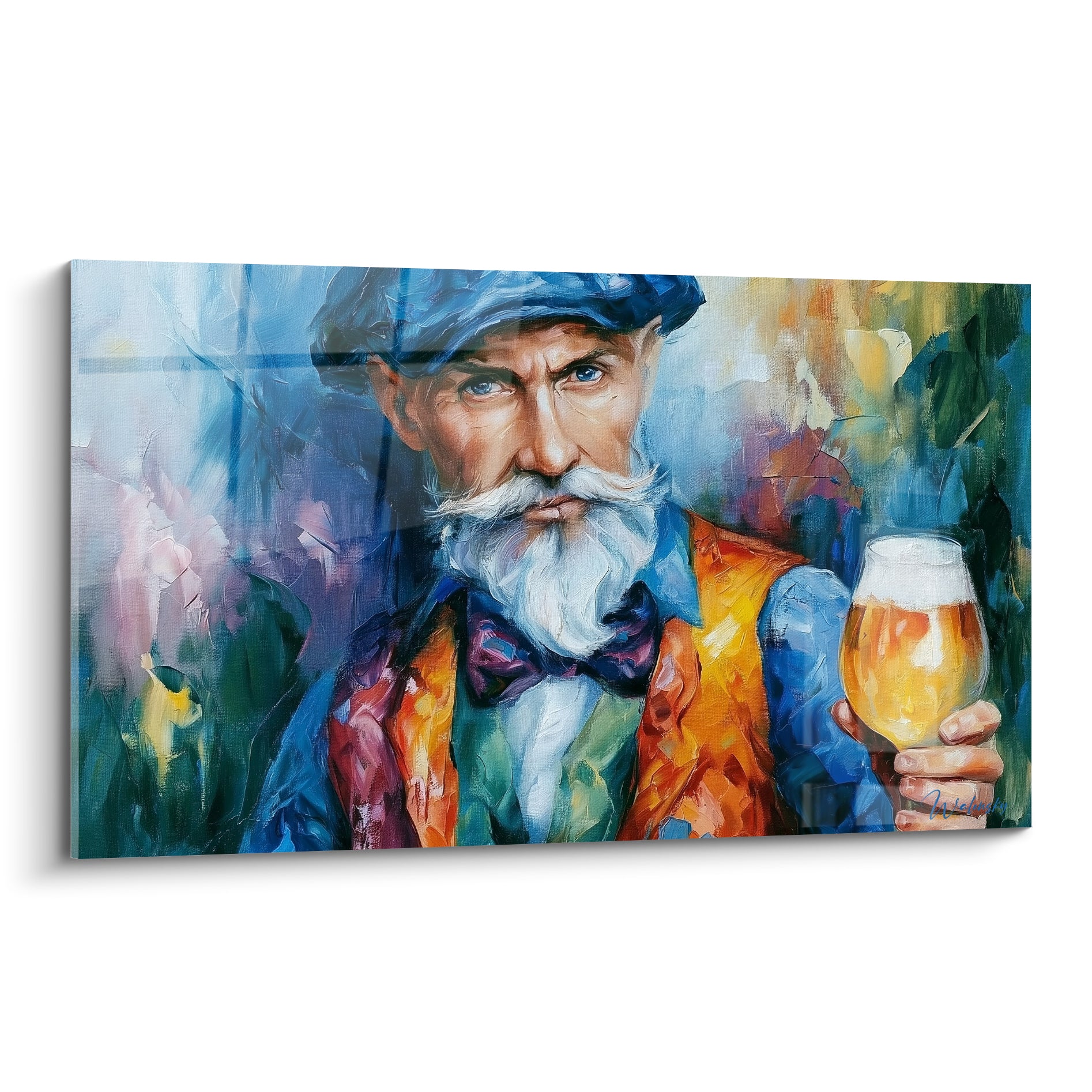 Brasseur moustachu au gilet orange tenant un verre de bière ambrée sur fond bleu marine