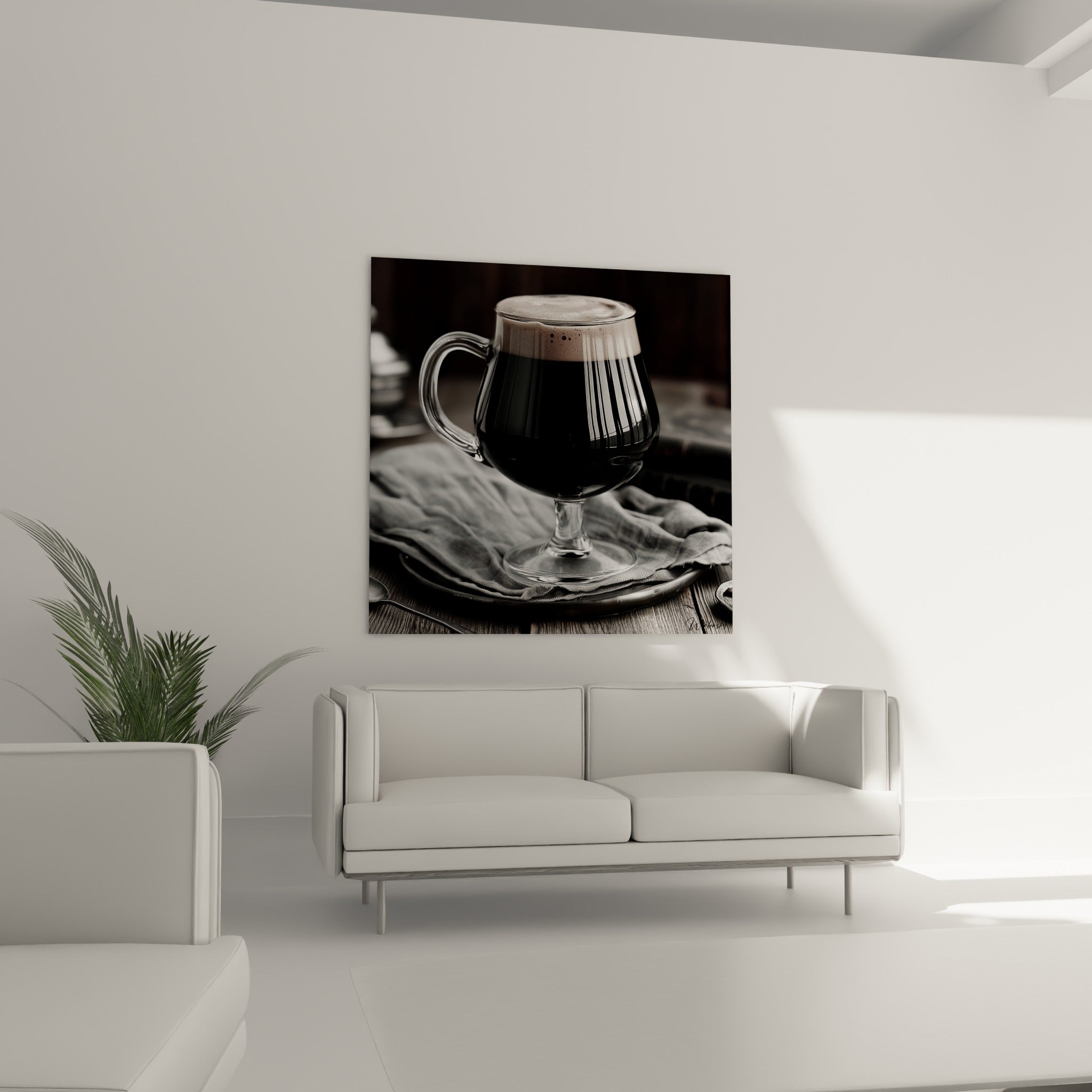 Bière brune dense servie dans un verre en cristal, accrochée au-dessus d'un canapé dans un salon lumineux