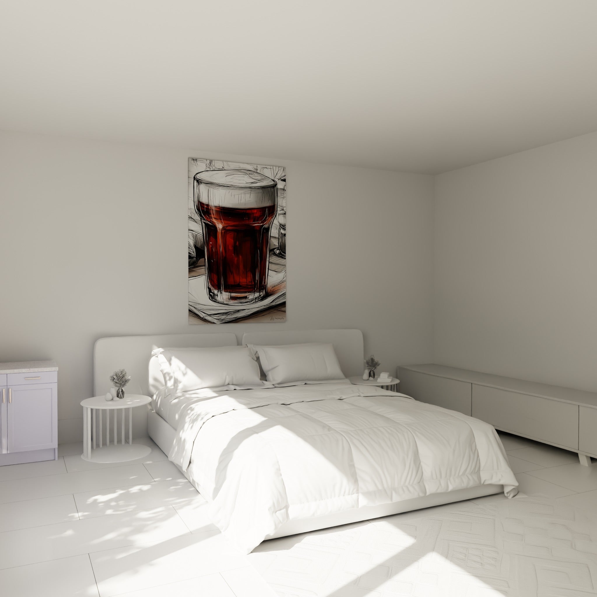 Verre ambré et mousse blanche crayonnés accrochés au-dessus d'un lit dans une chambre claire