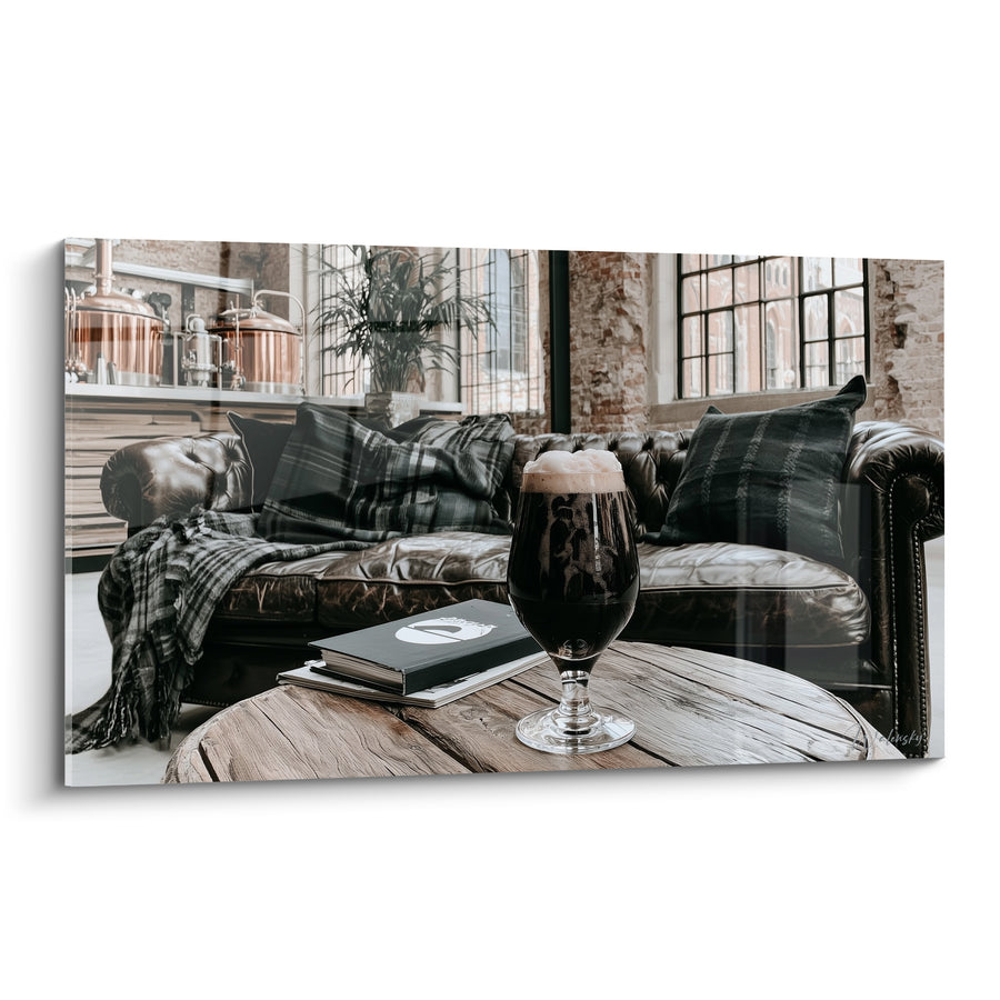 Tableau Verre à pied brune et noire sur table basse - Canapé en cuir capitonné - Edition Bière