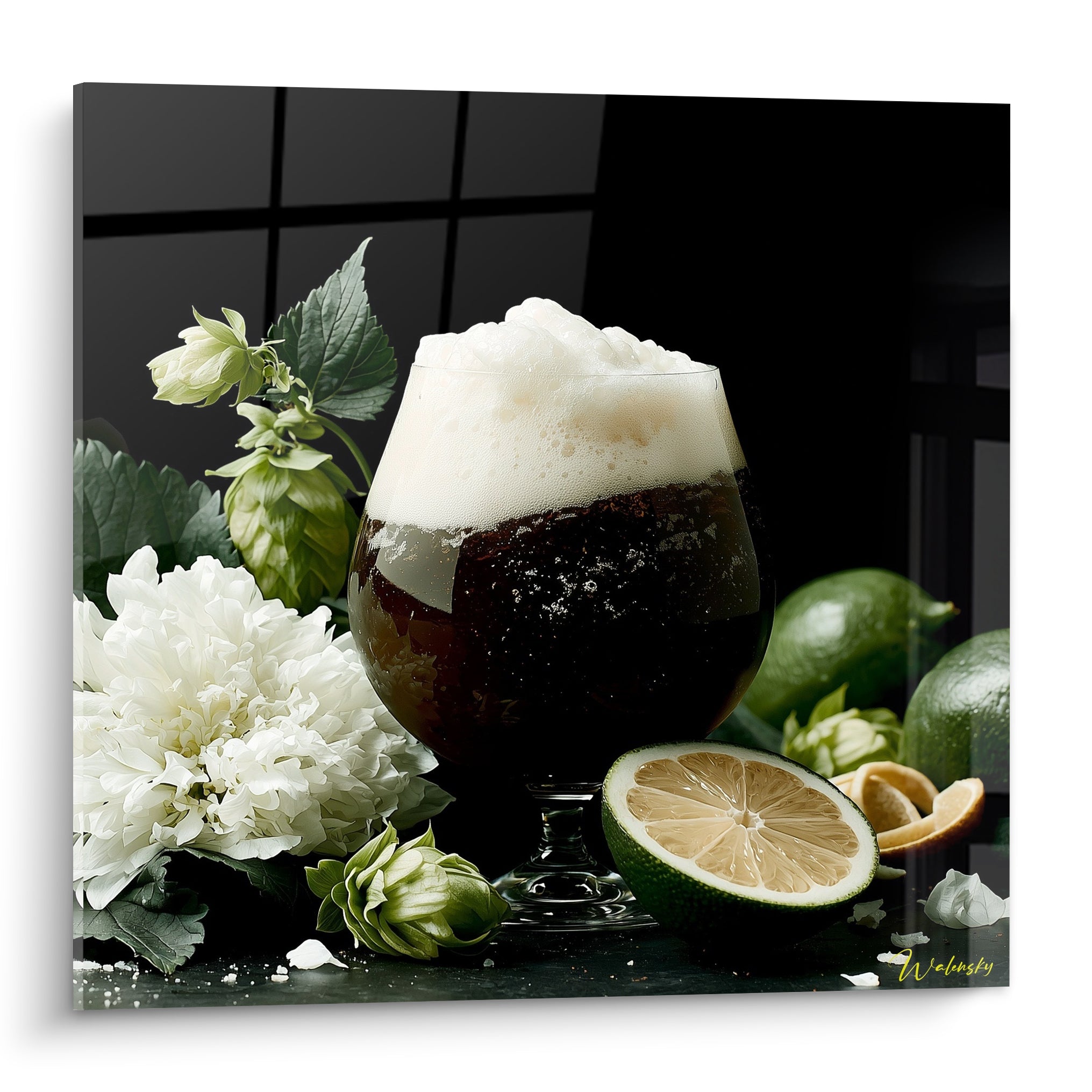 Verre de bière brune moussante entouré d'une fleur blanche et de houblon vert sur fond noir