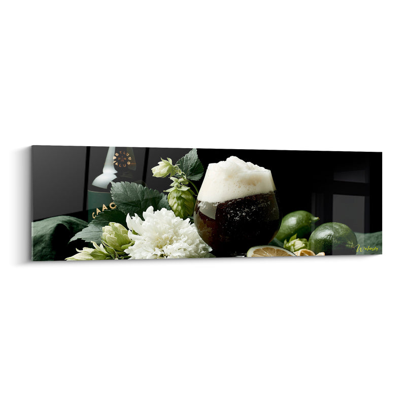 Tableau Verre ballon brun et blanc entouré de citrons verts - Chrysanthème et cônes de houblon - Edition Bière