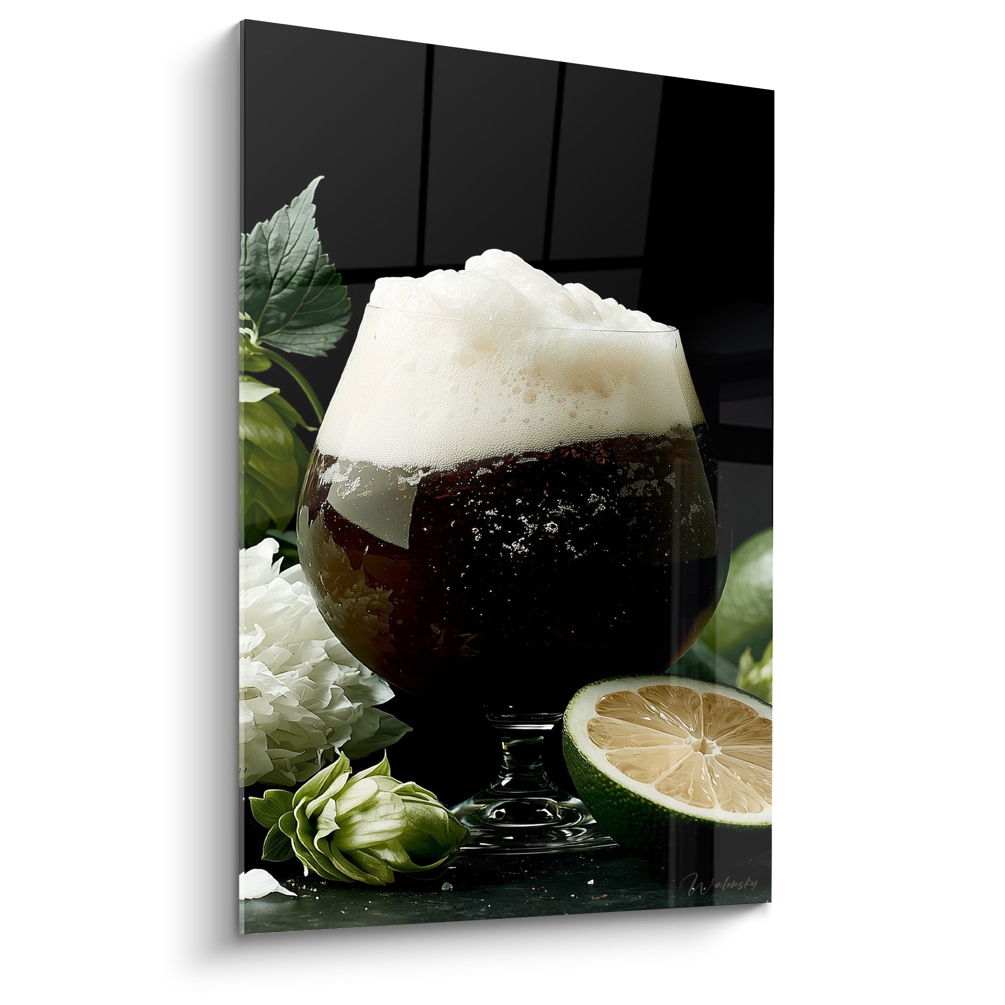 Verre à bière brune surmonté d'une mousse blanche, entouré de houblon vert et citron vert