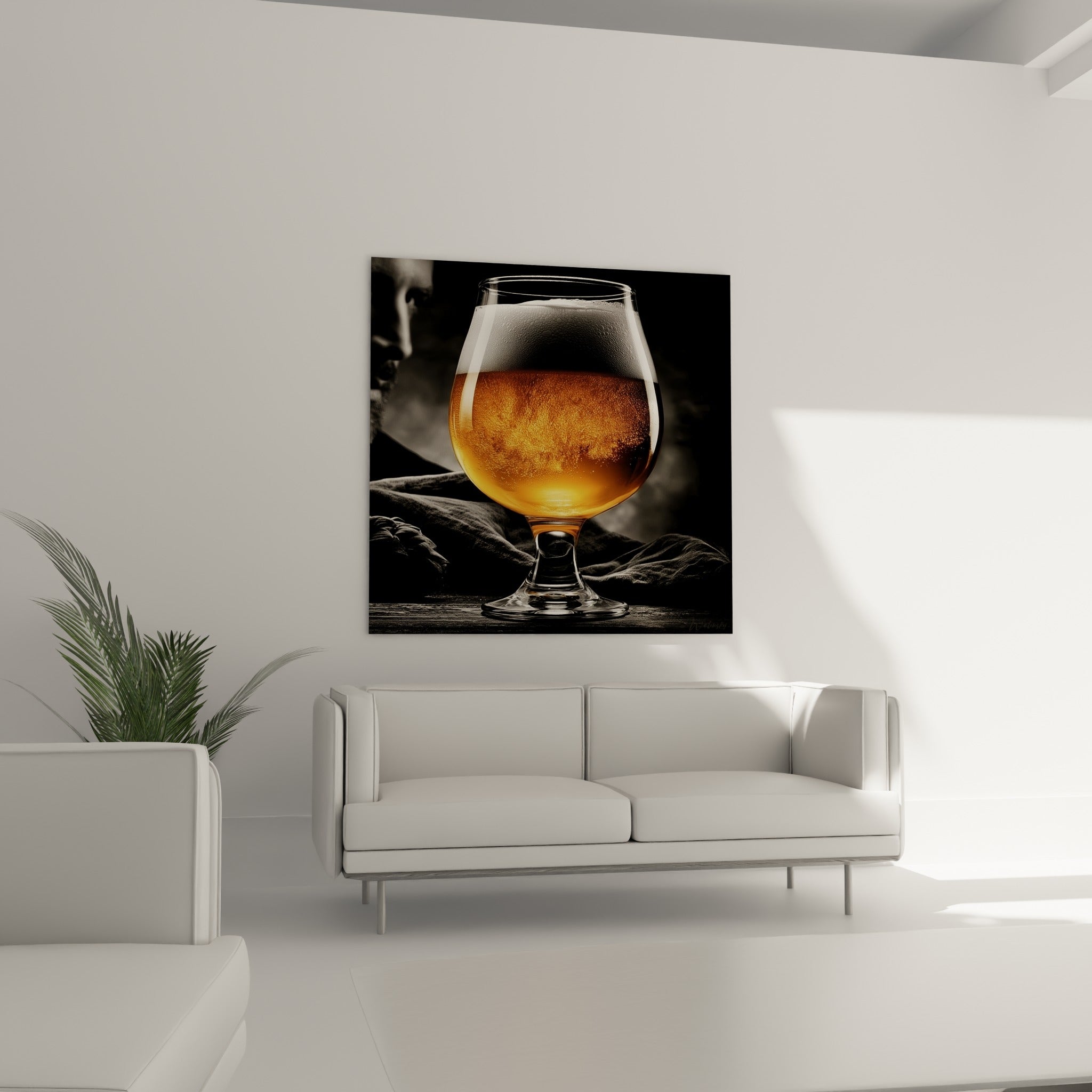 Bulles ambrées remontant dans un verre à dégustation, tableau placé au-dessus d'un canapé dans un salon lumineux